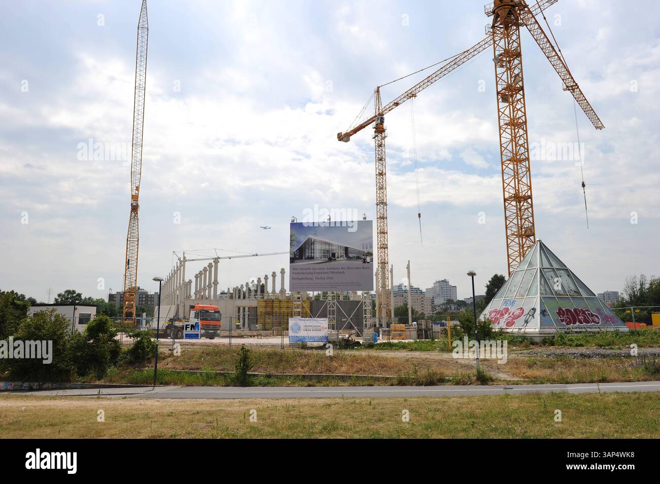Baustelle Kaiserlei-Kreisel: Hier entsteht die neue Niederlassung Mercedes-Benz Frankfurt/Offenbach. 11.06.2015 Offenbach Baustelle Kaiserlei-Kreisel: Hier entsteht die neue Niederlassung Mercedes-Benz Frankfurt/Offenbach. Offenbach Offenbach Assia Germania *** cantiere Kaiserlei Kreisel qui si sta costruendo la nuova filiale Mercedes Benz Frankfurt Offenbach 11 06 2015 cantiere Offenbach Kaiserlei Kreisel qui si trova la nuova Mercedes Benz Frankfurt Offenbach Offenbach Offenbach Offenbach Assia Germania Foto Stock