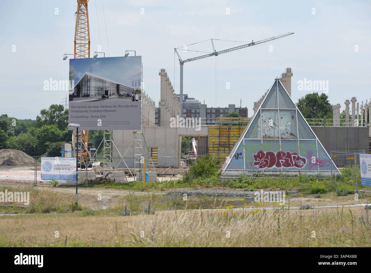 Baustelle Kaiserlei-Kreisel: Hier entsteht die neue Niederlassung Mercedes-Benz Frankfurt/Offenbach. 11.06.2015 Offenbach Baustelle Kaiserlei-Kreisel: Hier entsteht die neue Niederlassung Mercedes-Benz Frankfurt/Offenbach. Offenbach Offenbach Assia Germania *** cantiere Kaiserlei Kreisel qui si sta costruendo la nuova filiale Mercedes Benz Frankfurt Offenbach 11 06 2015 cantiere Offenbach Kaiserlei Kreisel qui si trova la nuova Mercedes Benz Frankfurt Offenbach Offenbach Offenbach Offenbach Assia Germania Foto Stock