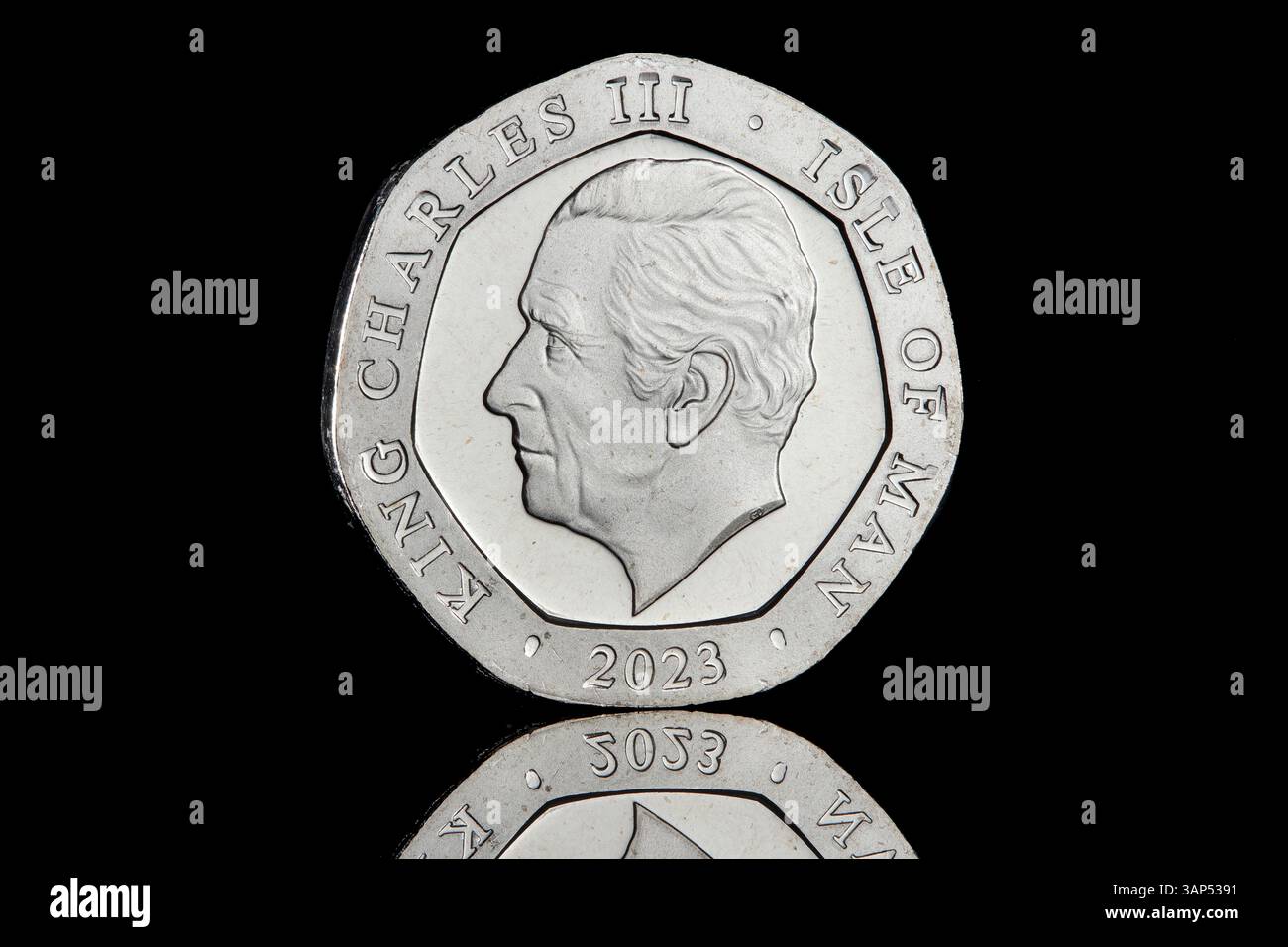 2023 moneta da 20p dell'Isola di Man con re Carlo III sul dritto e lepre di montagna sul retro Foto Stock