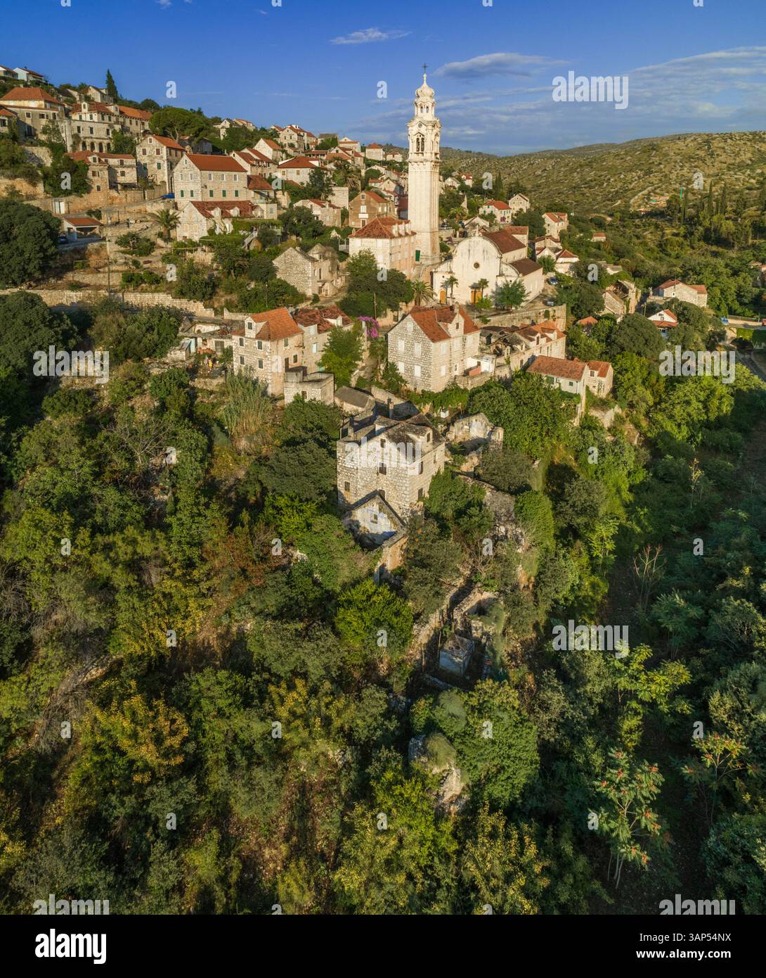 Vista aerea del tradizionale villaggio dalmata di Lozisca, isola di Brac, Croazia. Foto Stock