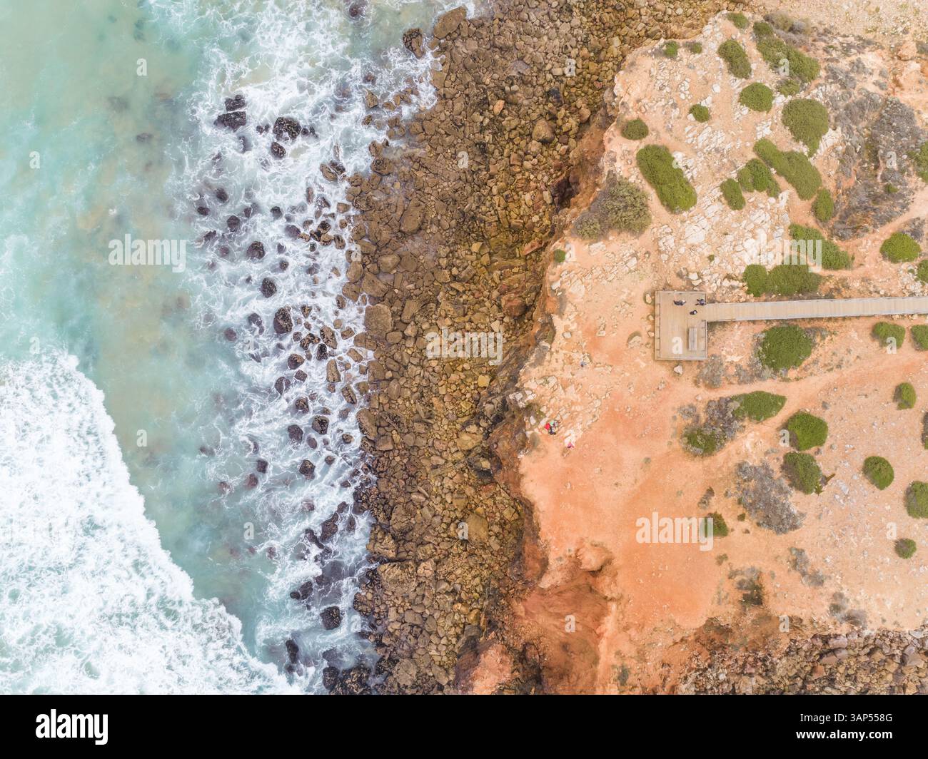 Vista aerea delle forti onde che colpiscono la riva a Praia da Bordeira, Carrapateira, Portogallo Foto Stock
