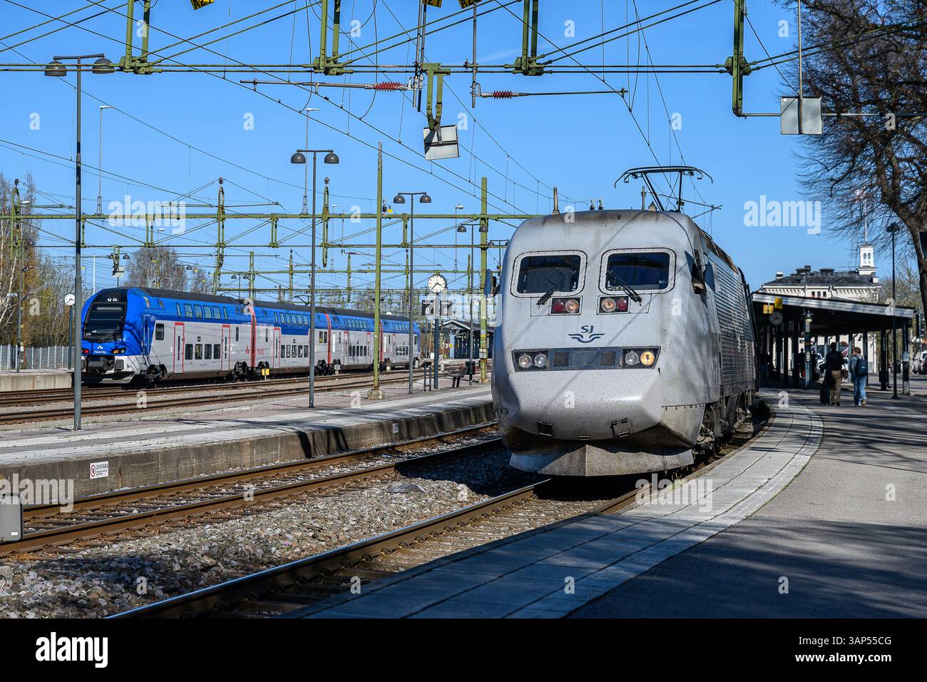 X2000 treno ad alta velocità in direzione sud tra Stoccolma e Copenaghen in partenza dalla stazione ferroviaria di Norrköping C. Foto Stock