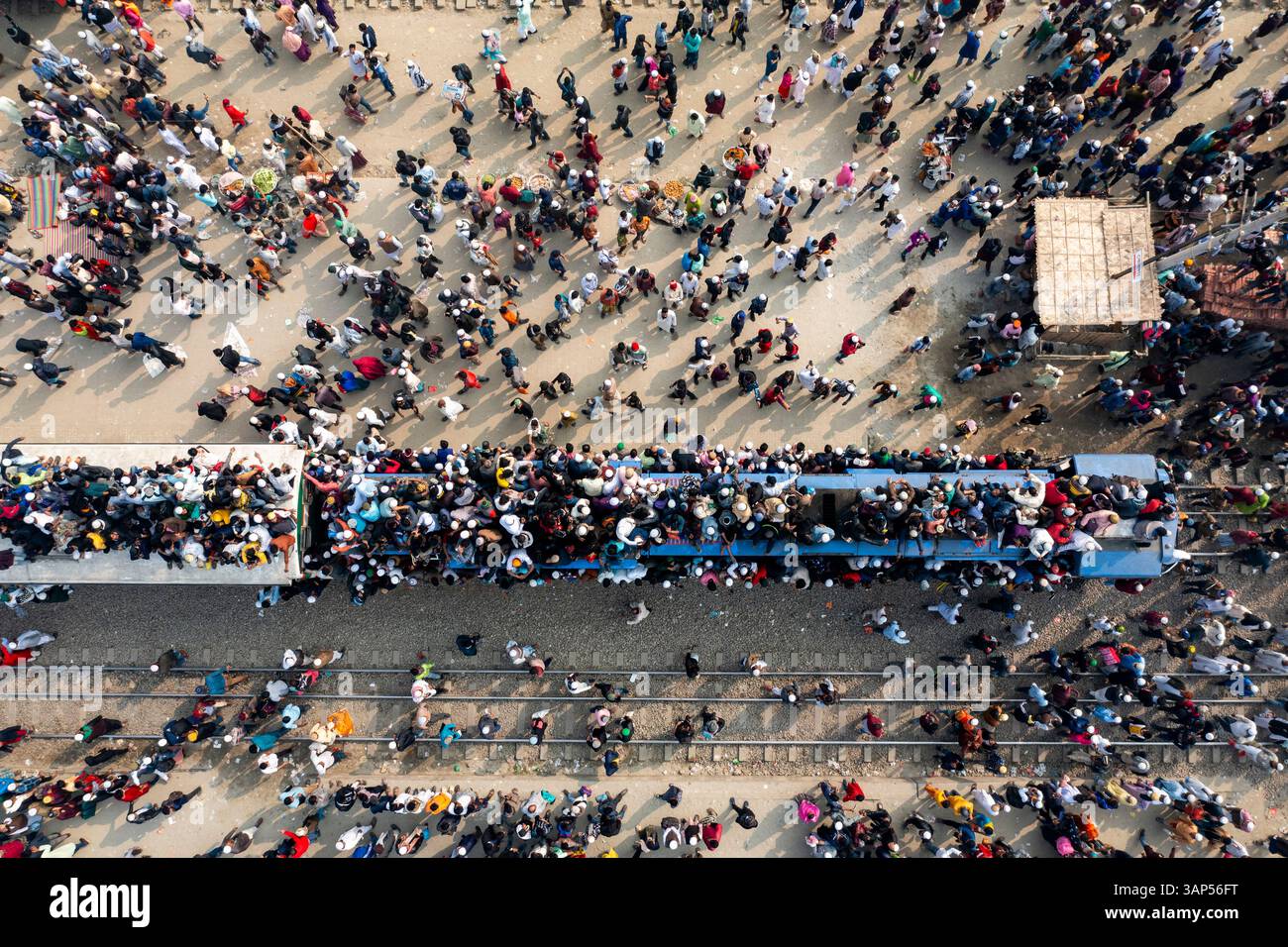 Vista aerea della stazione ferroviaria affollata con persone che celebrano il festival, Dhaka Division, Bangladesh. Foto Stock