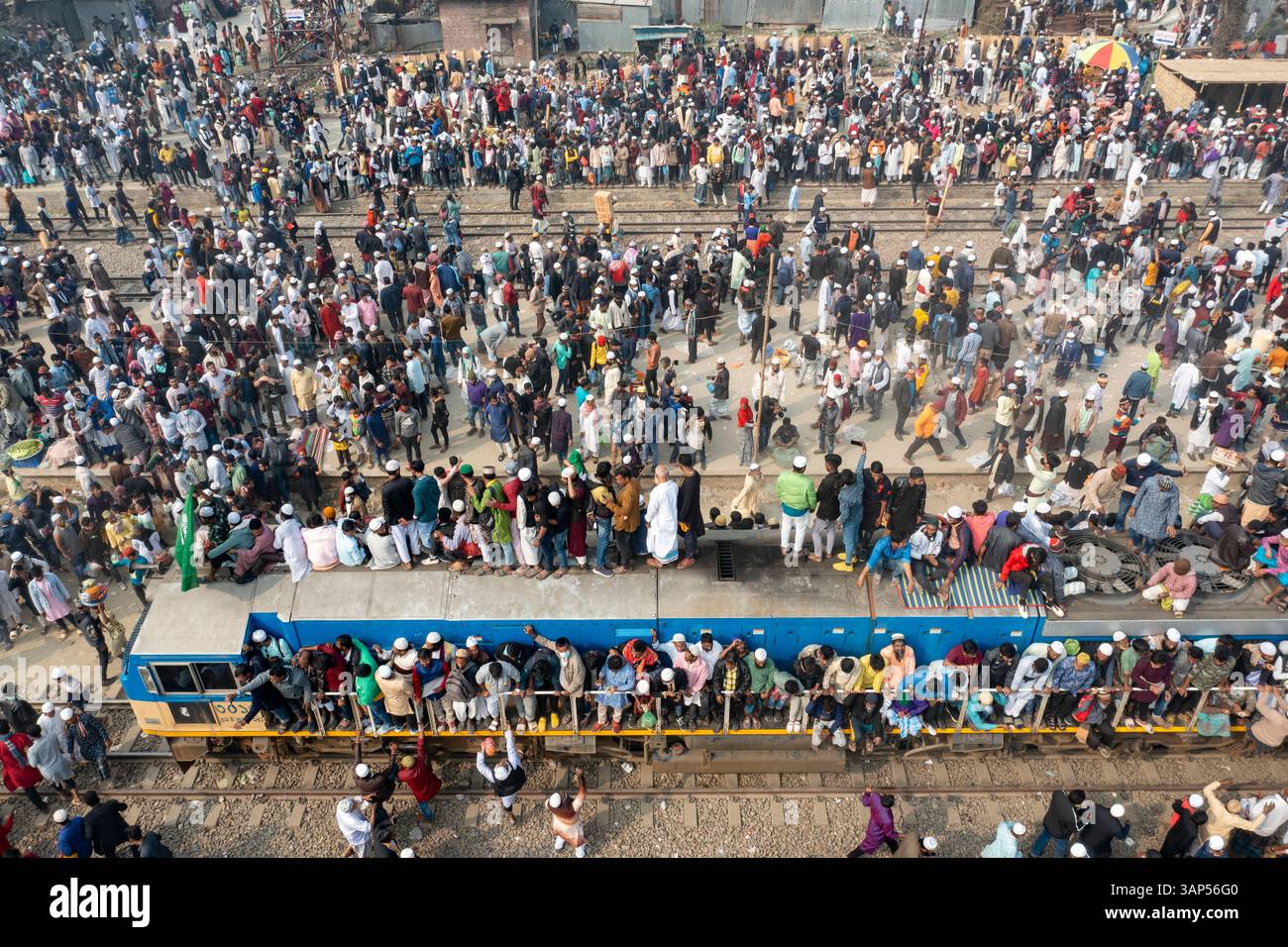 Vista aerea della stazione ferroviaria affollata di Dacca, Bangladesh. Foto Stock