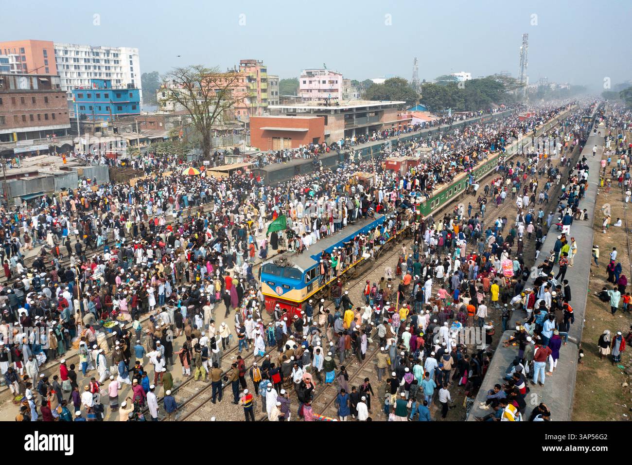 Vista aerea della stazione ferroviaria affollata della Divisione di Dacca, Bangladesh. Foto Stock