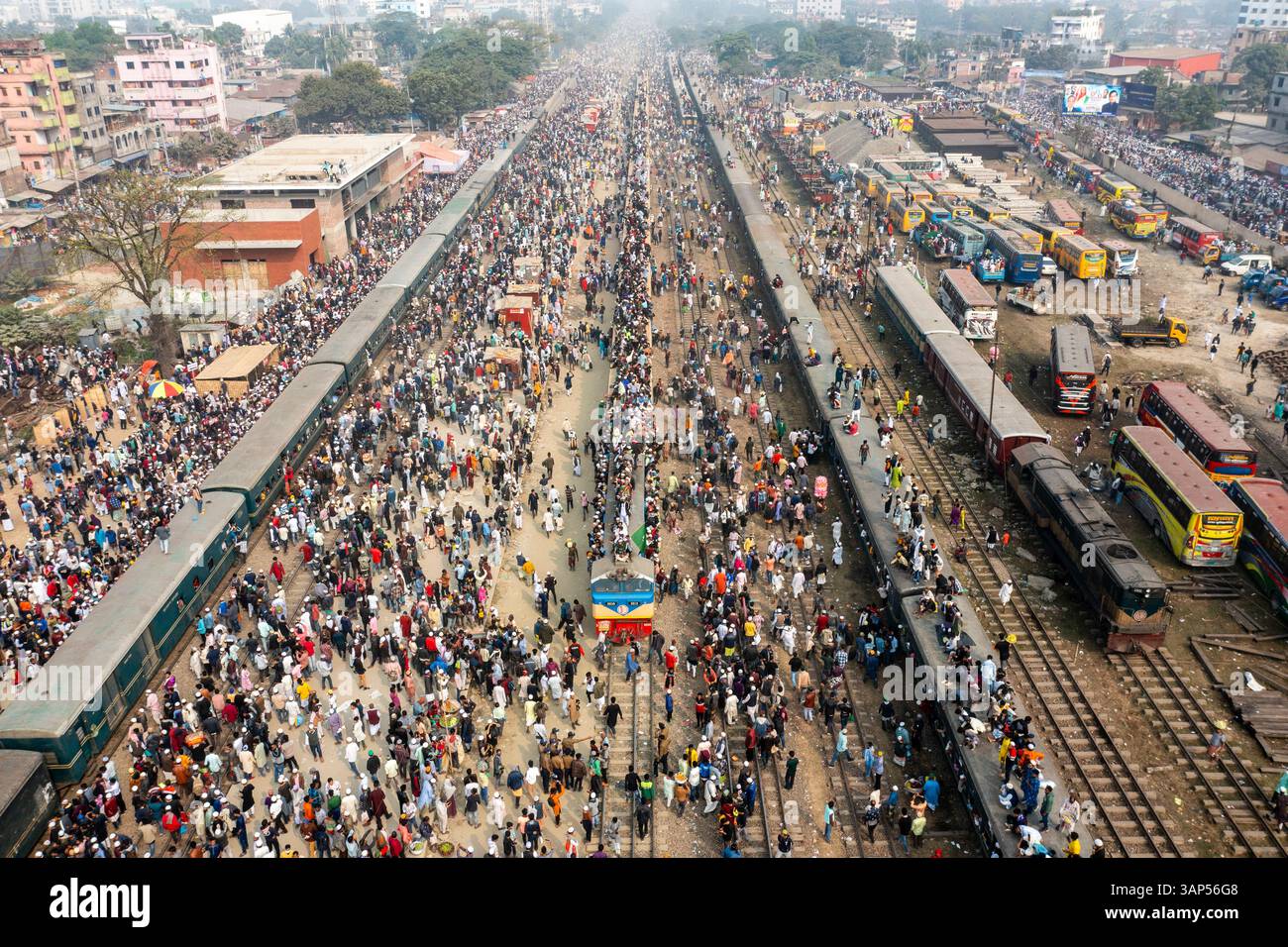Veduta aerea della trafficata stazione ferroviaria di Dacca con la folla fitta e la gente che si raduna, Dhaka Division, Bangladesh. Foto Stock