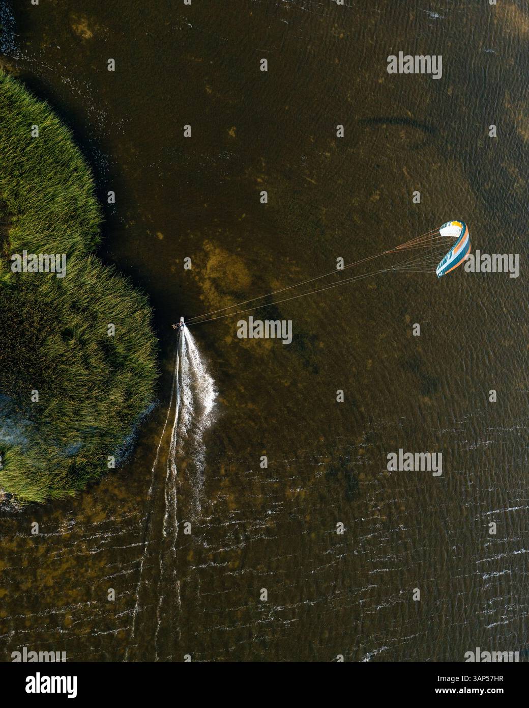 Vista aerea del kitesurf nella laguna Curoniana in Lituania. Foto Stock