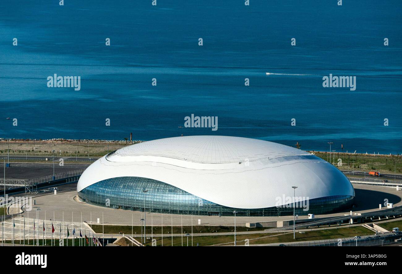 Vista aerea della cupola di ghiaccio di bolshoy e del mare costiero sotto un cielo blu, sochi, russia. Foto Stock