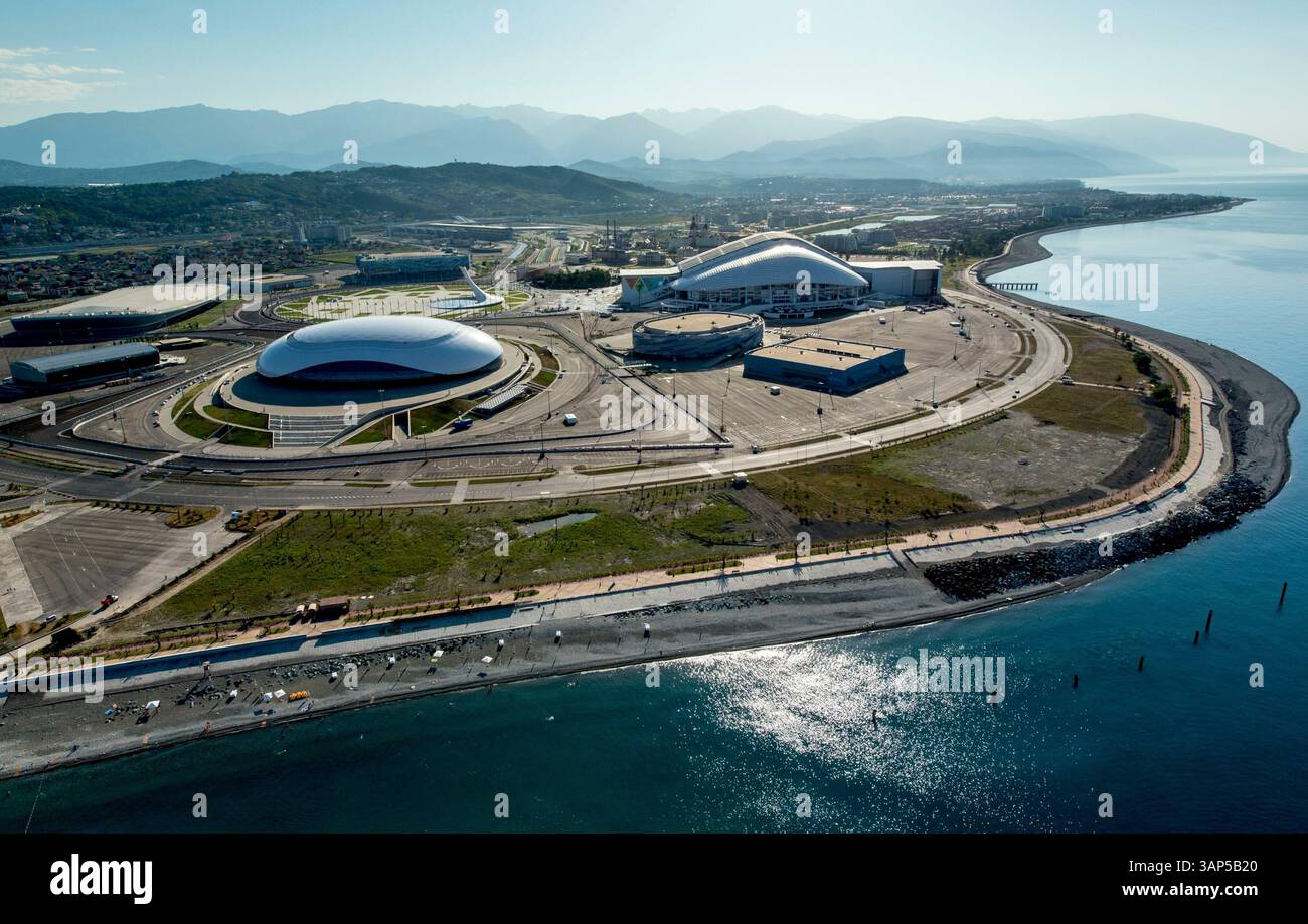 Vista aerea dello stadio bolshoy Ice Dome circondato da montagne e mare, Sochi, Russia. Foto Stock