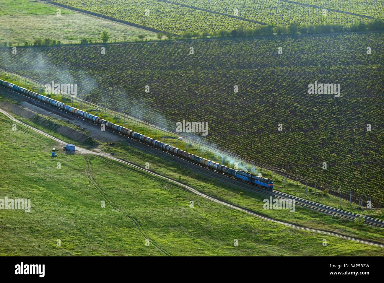 Vista aerea di un tranquillo paesaggio rurale con campi e una ferrovia, regione di Krasnodar, Russia. Foto Stock