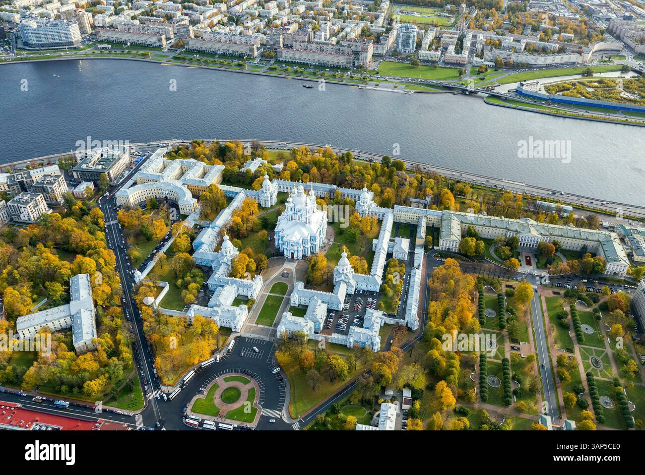 Vista aerea del Convento di Smolny circondato da un vivace fogliame autunnale e da un parco panoramico, San Pietroburgo, Russia. Foto Stock Vista aerea del Convento di Smolny circondato da un vivace fogliame autunnale e da un parco panoramico, San Pietroburgo, Russia. Foto Stock