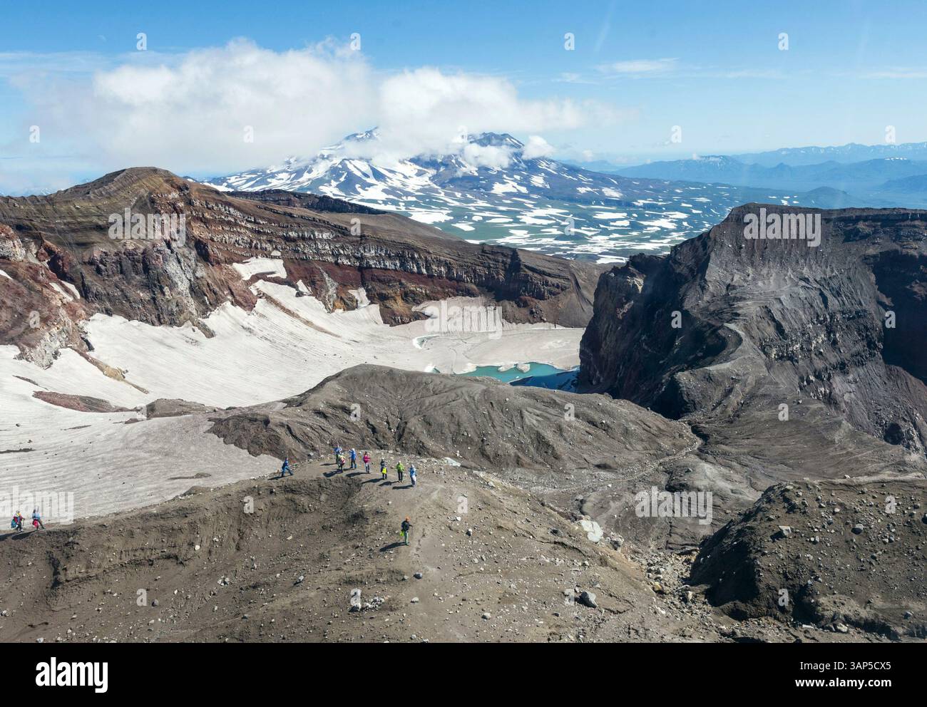 Vista aerea del maestoso vulcano Gorely con terreno accidentato e cima innevata, penisola di Kamchatka, Russia. Foto Stock