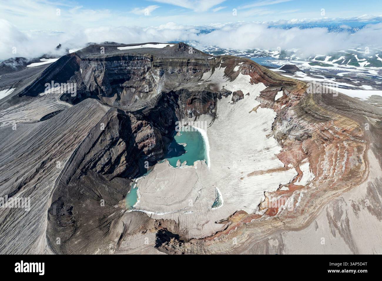 Vista aerea del vulcano gorgogliante con terreno accidentato e ghiaccio innevato, penisola di Kamchatka, Russia. Foto Stock