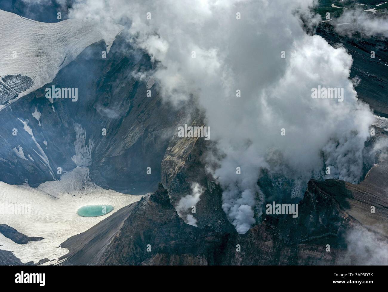 Vista aerea del vulcano Gorely con fumo e vapore, penisola di Kamchatka, Russia. Foto Stock