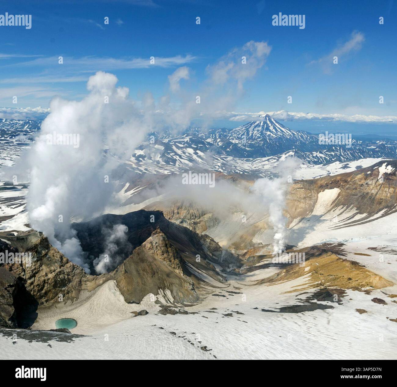 Vista aerea del vulcano Gorely con neve e vapore in un paesaggio spettacolare, la penisola di Kamchatka, Russia. Foto Stock