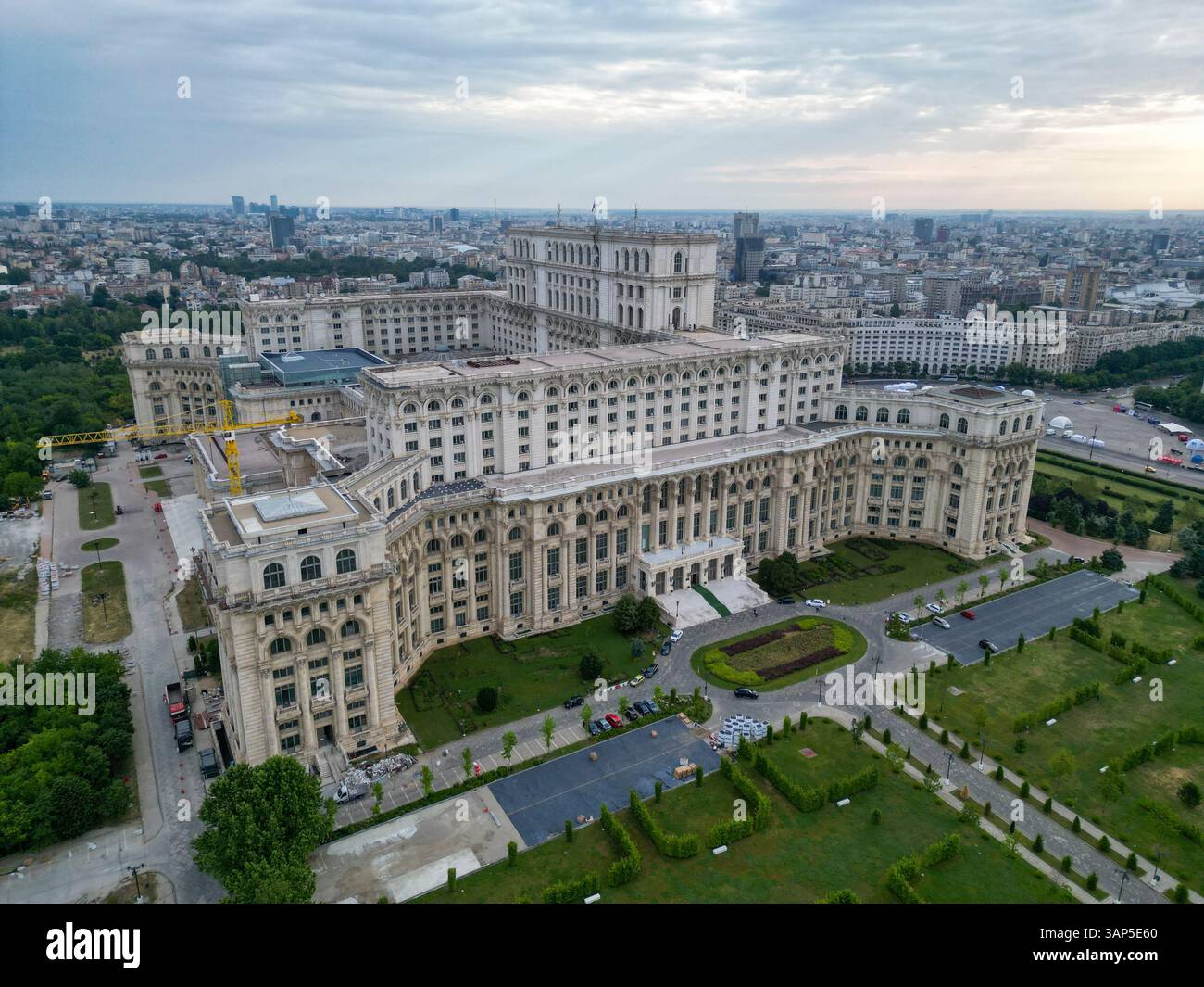 Vista aerea del grande Palazzo del Parlamento tra il paesaggio urbano e il verde, Bucarest, Romania. Foto Stock
