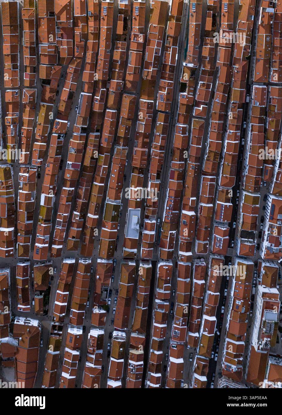 Vista aerea delle case del villaggio di nazare con tetti rossi e strade organizzate, nazare, portogallo. Foto Stock