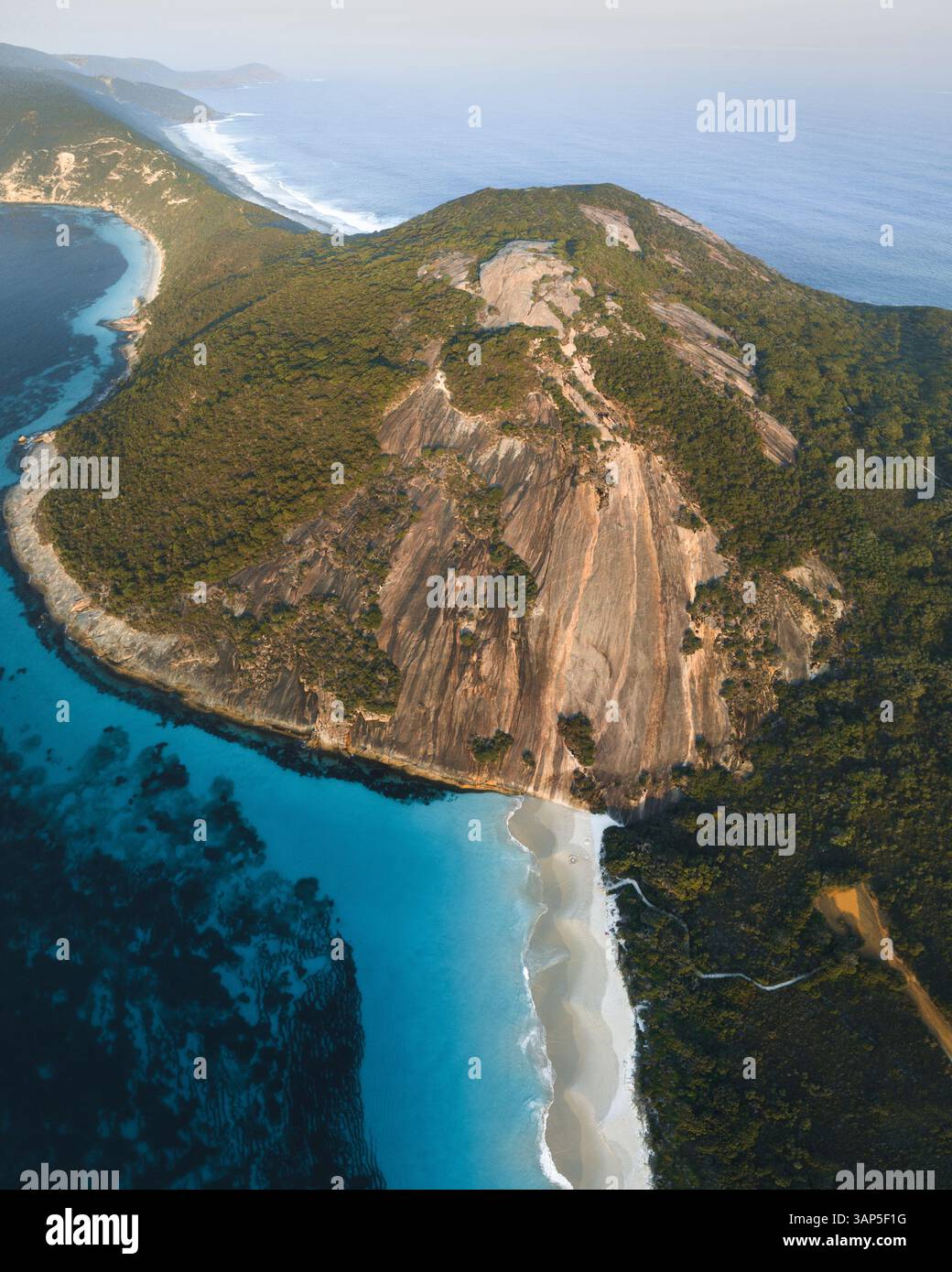 Vista aerea della costa vicino a Misery Beach, Australia Occidentale, Australia. Foto Stock