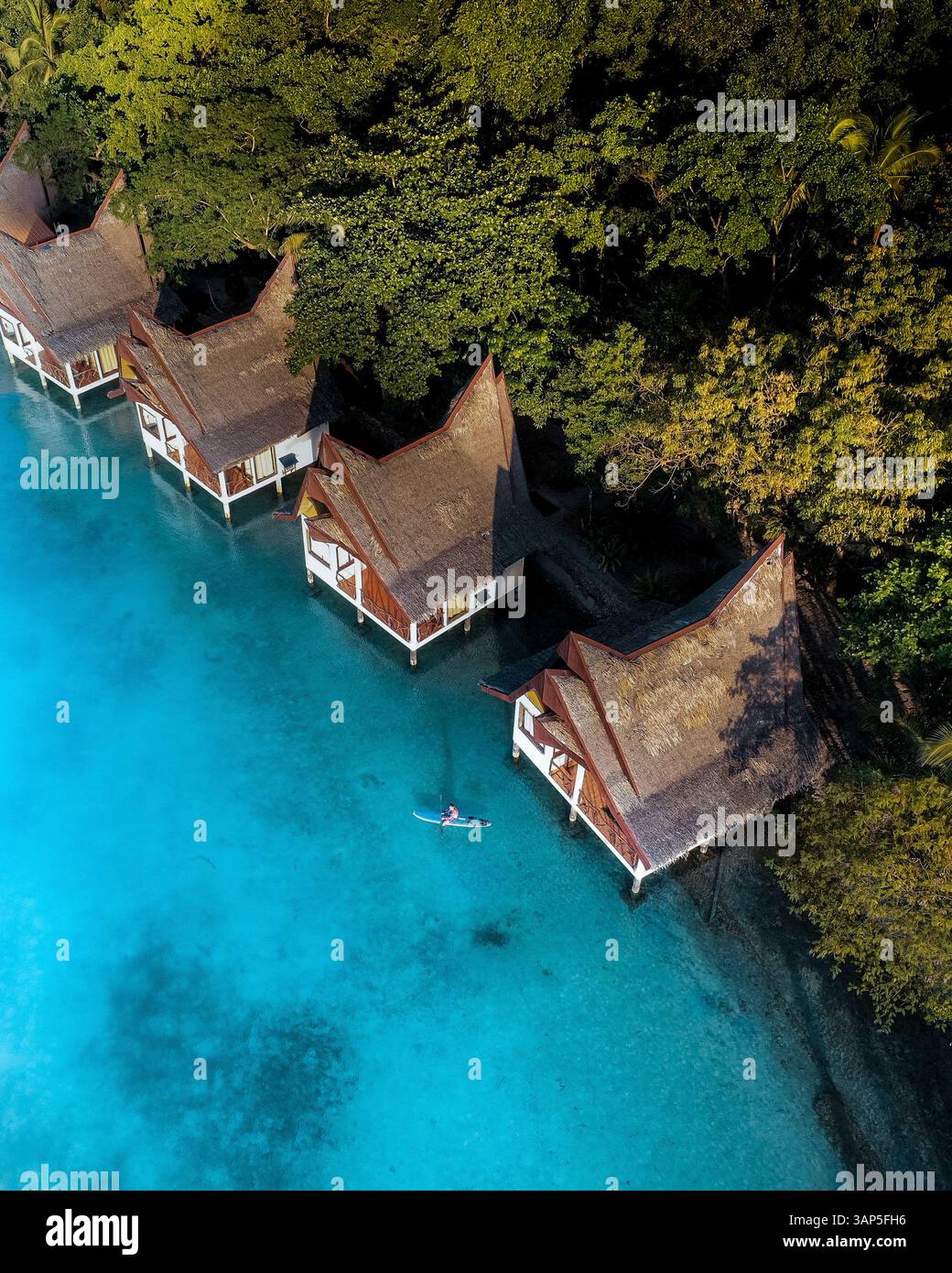 Vista aerea di un resort di lusso lungo la costa alla laguna di Sugba, Siargao, Filippine. Foto Stock