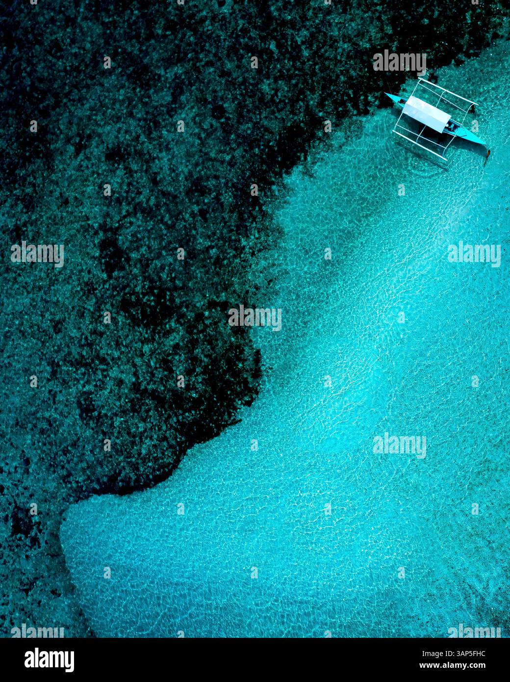 Vista aerea di un catamarano lungo la costa alla laguna di Sugba, Siargao, Filippine. Foto Stock