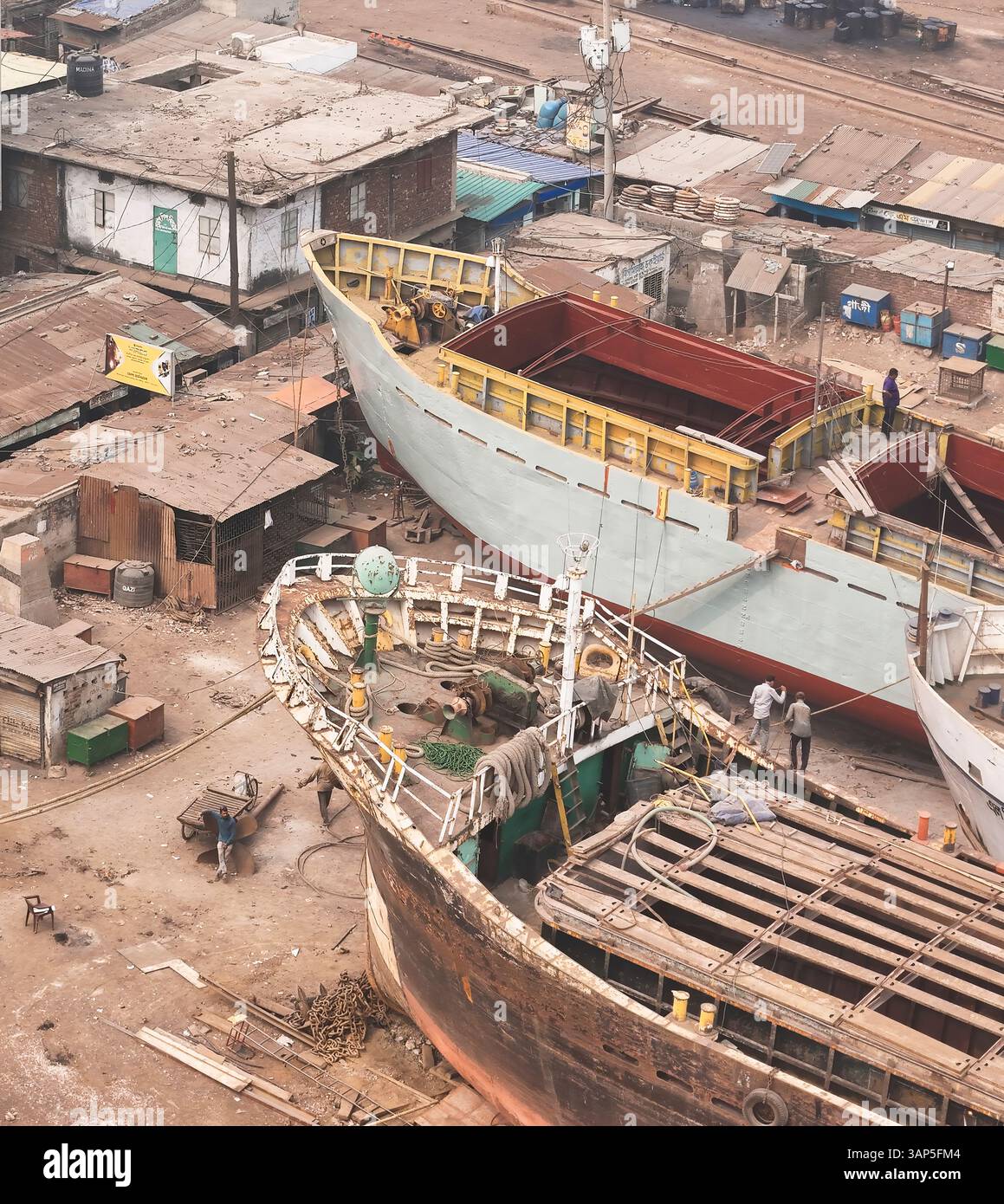 Vista aerea di un vivace cantiere navale con navi e navi in manutenzione, Dacca, Dacca, Bangladesh. Foto Stock