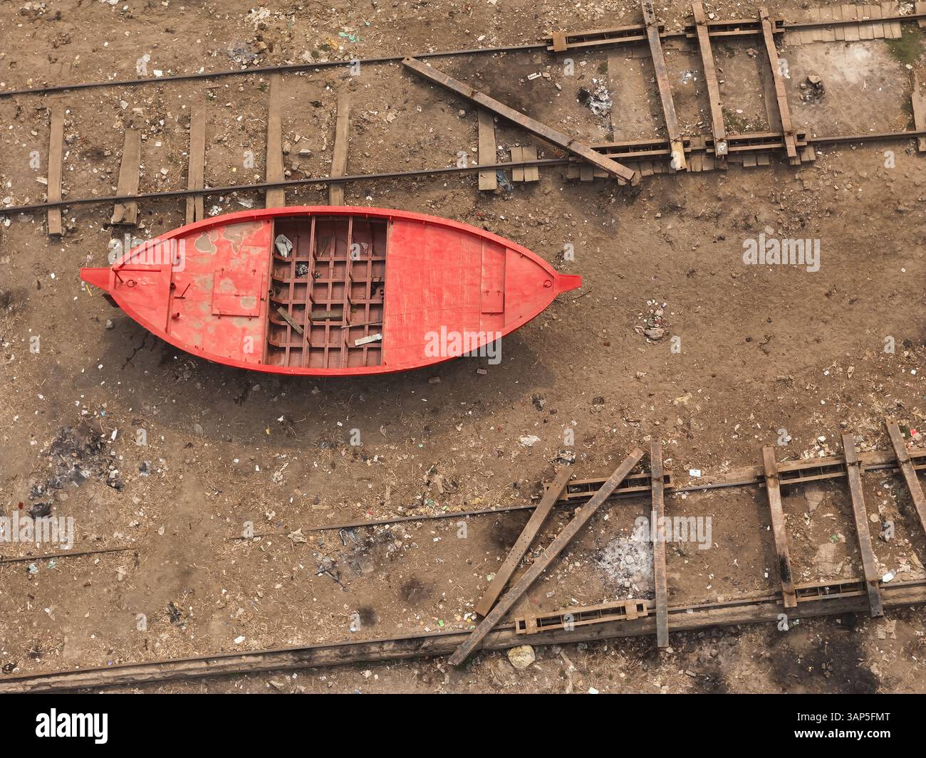 Vista aerea di un cantiere navale con navi e una barca rossa su binari di legno, Dacca, Dacca, Bangladesh. Foto Stock