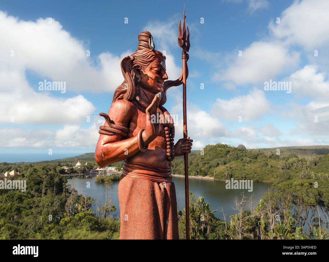 Vista aerea del lago sacro del cratere con la statua di Lord Shiva, Grand Bassin, Mauritius. Foto Stock