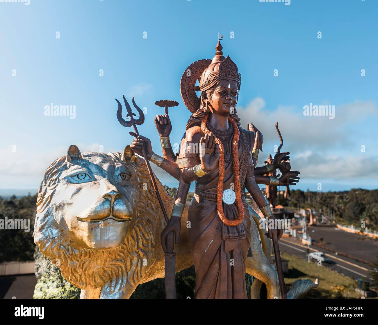 Vista aerea della statua di Durga Maa Bhavani e della statua del leone a Grand Bassin, Mauritius. Foto Stock
