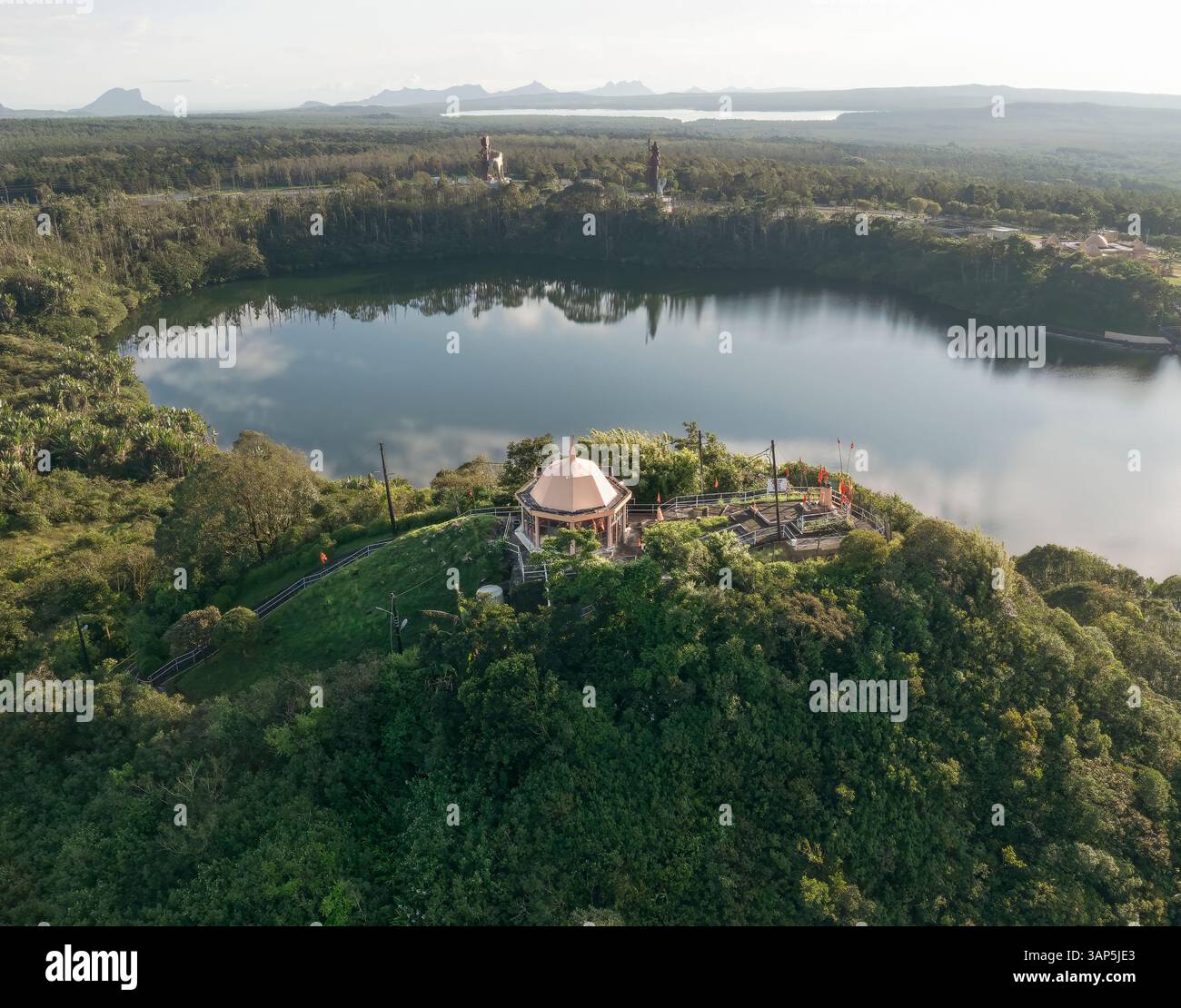 Veduta aerea di Ganga Talao, un sito di pellegrinaggio indù con un tempio su una collina, un lago cratere e le gigantesche statue di Lord Shiva e Durga Maa BH Foto Stock