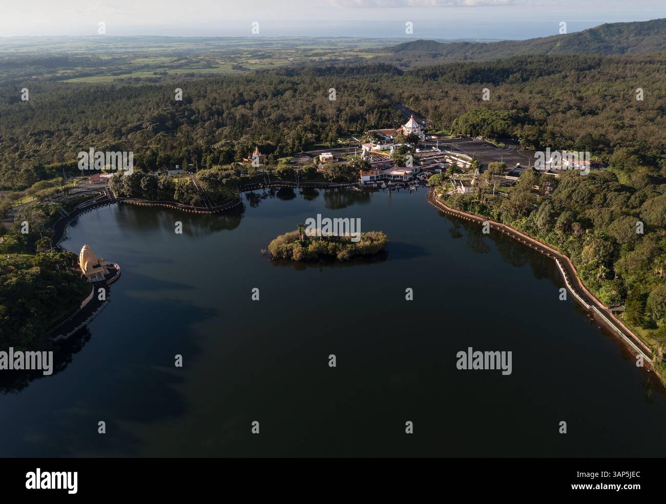 Vista aerea con droni di Ganga Talao, un sito di pellegrinaggio indù con templi e lago cratere la mattina presto, Grand Bassin, Savanne, Mauritius. Foto Stock