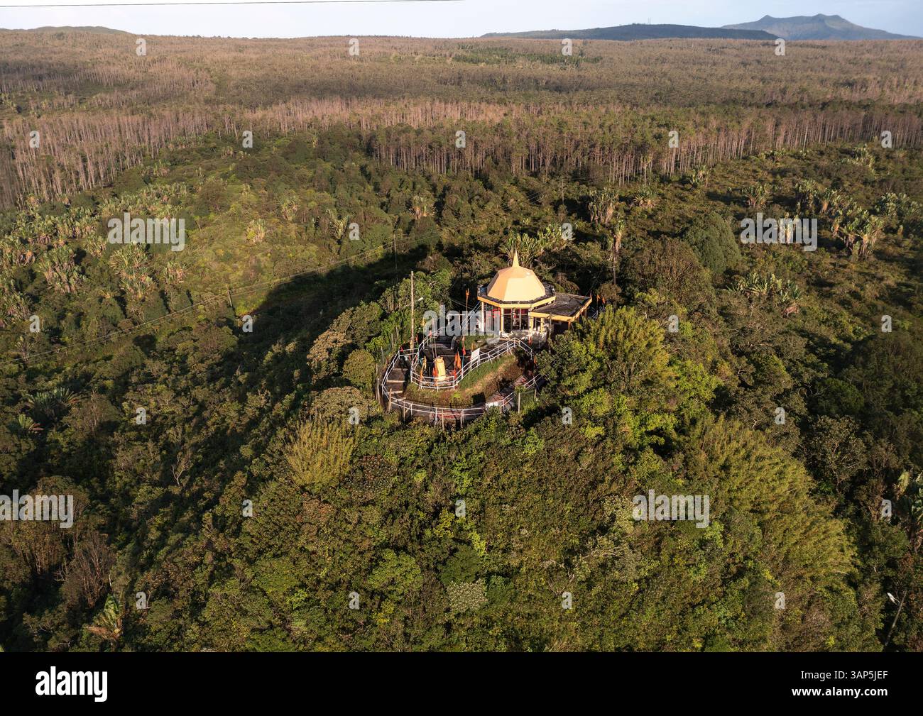 Vista aerea con droni di Ganga Talao, un sito di pellegrinaggio indù con un tempio su una collina la mattina presto, Grand Bassin, Savanne, Mauritius. Foto Stock
