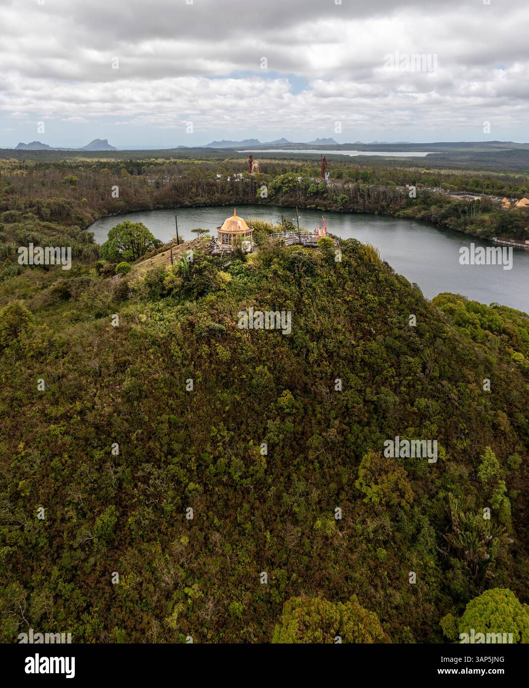 Vista aerea in droni di Ganga Talao, un sito di pellegrinaggio indù con un tempio su una collina e le gigantesche statue del Signore Shiva e Durga Maa Bhavani, Grand Foto Stock