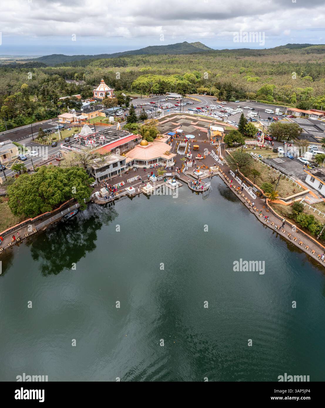 Veduta aerea di Ganga Talao, un sito di pellegrinaggio indù con templi, lago cratere e popolo indù che adorano Grand Bassin, Savanne, Mauritius. Foto Stock