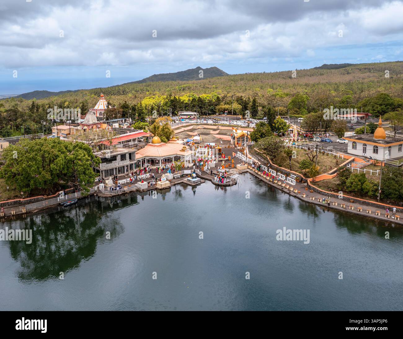 Veduta aerea di Ganga Talao, un sito di pellegrinaggio indù con templi, lago cratere e popolo indù che adorano Grand Bassin, Savanne, Mauritius. Foto Stock