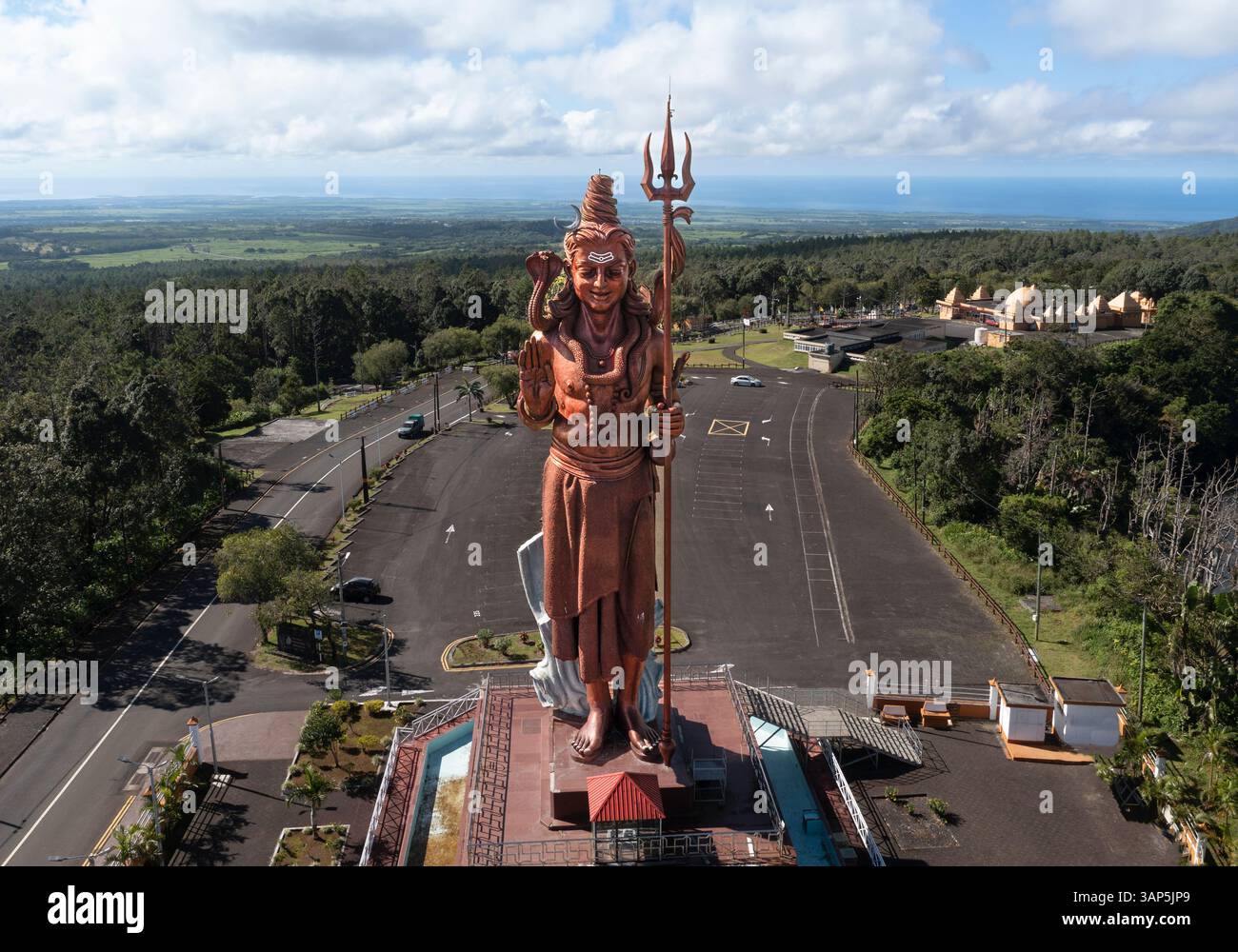Vista aerea del drone della gigantesca statua di Lord Shiva Mangal Mahadev, il cacciatorpediniere che si affaccia sull'ingresso del sito sacro, Grand Bassin, Savanne, Foto Stock