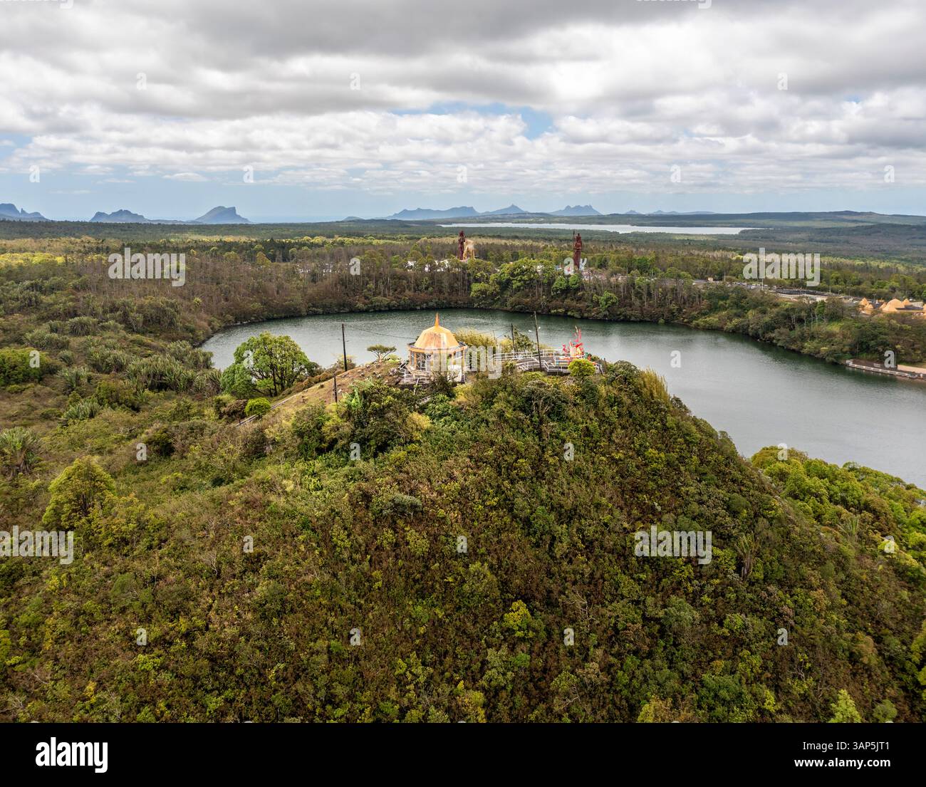 Vista aerea in droni di Ganga Talao, un sito di pellegrinaggio indù con un tempio su una collina e le gigantesche statue del Signore Shiva e Durga Maa Bhavani, Grand Foto Stock