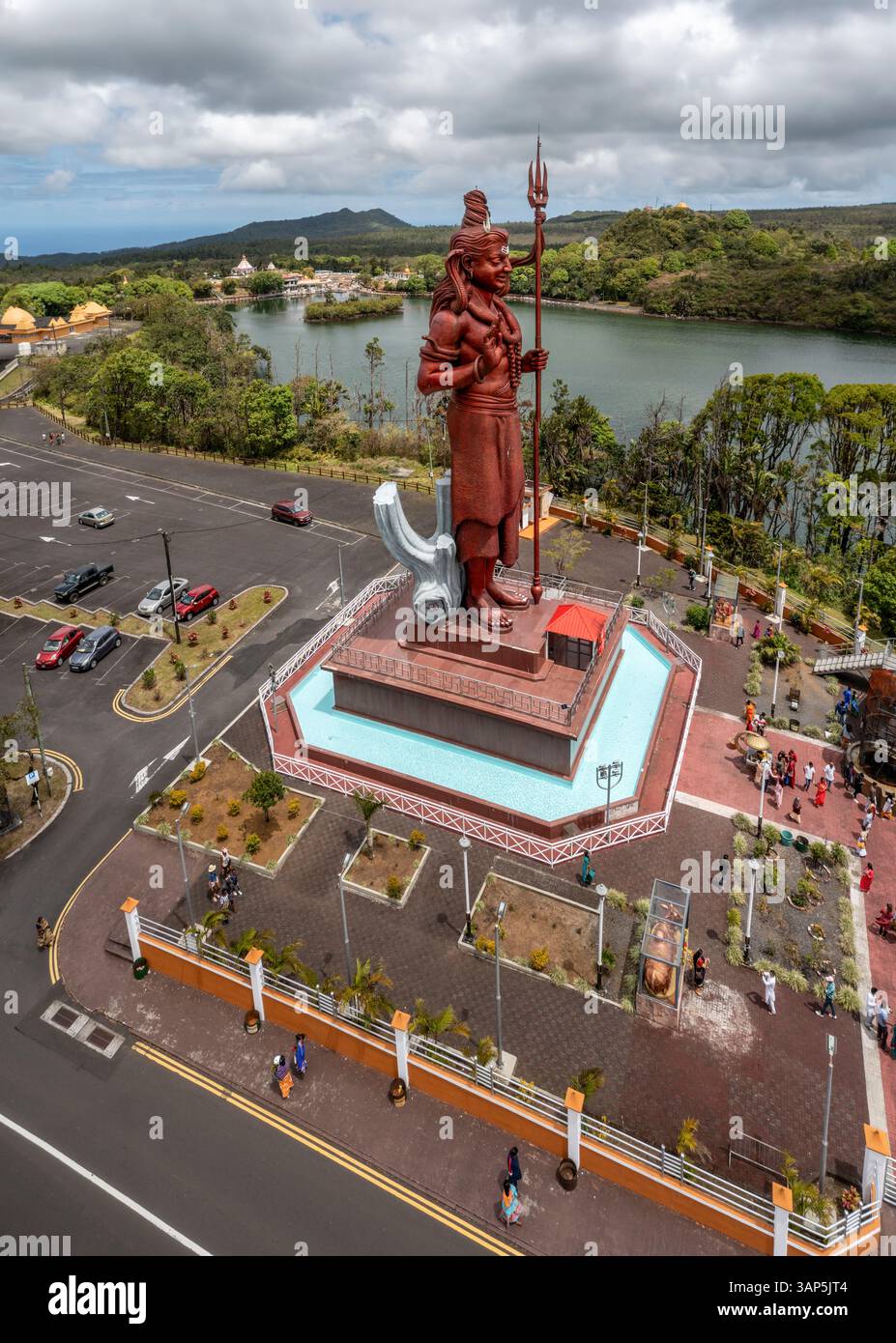 Vista aerea con droni della gigantesca statua di Lord Shiva Mangal Mahadev, Grand Bassin, Savanne, Mauritius. Foto Stock