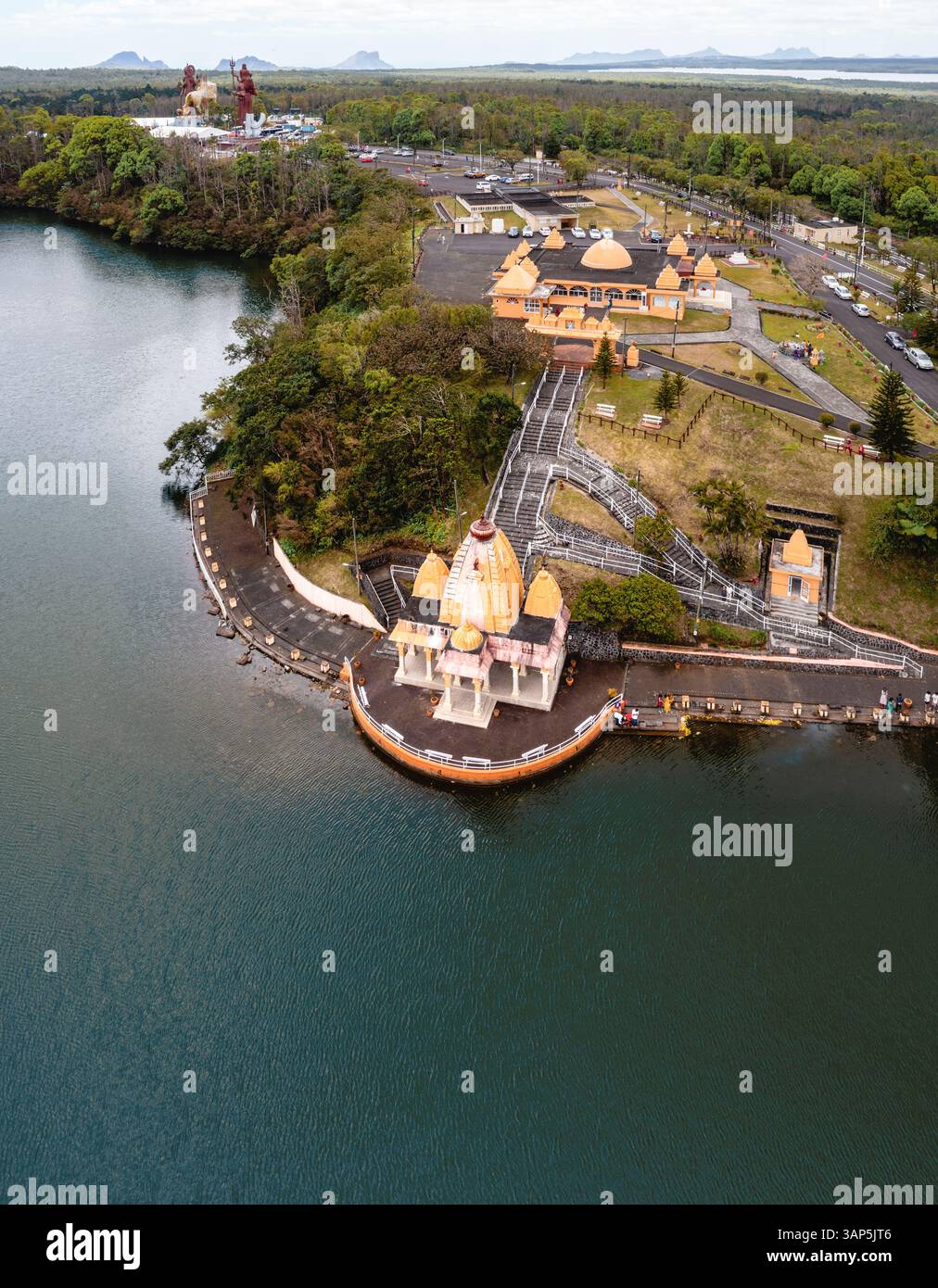 Veduta aerea del Ganga Talao, un sito di pellegrinaggio indù con templi e lago cratere e le gigantesche statue di Lord Shiva e Durga Maa Bhavani in Foto Stock