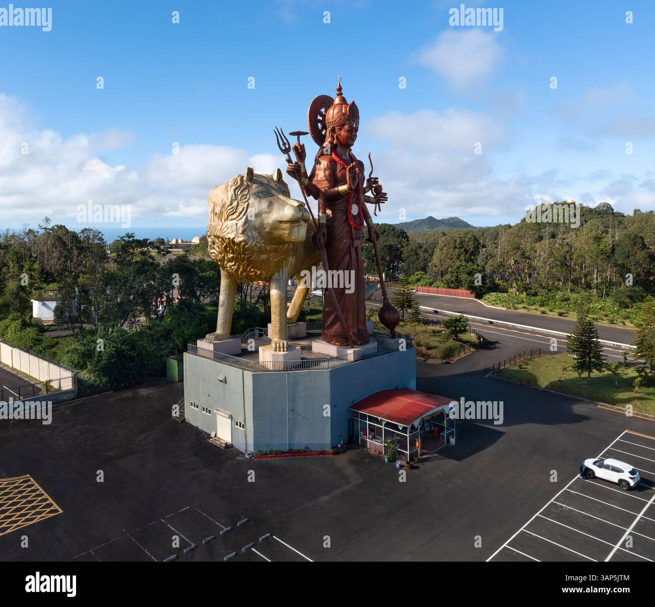 Vista aerea con droni della gigantesca statua della dea indù Durga Maa Bhavani con leone dorato che si affaccia sull'ingresso del sito sacro, Grand Bassin, Foto Stock