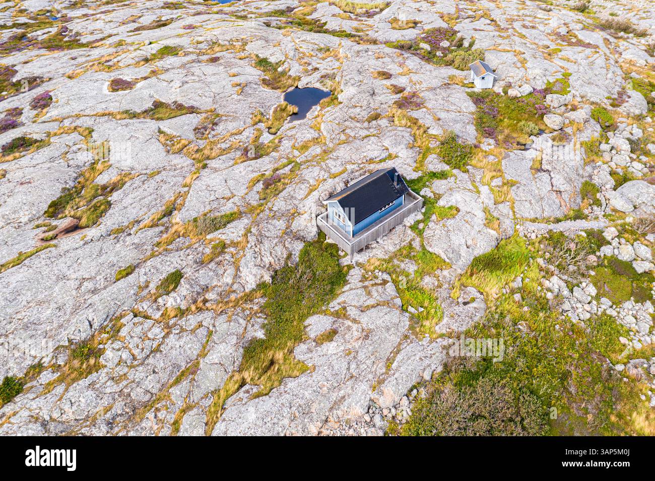 Vista aerea di una casa singola costruita su rocce, isola di Öckerö, arcipelago di Goteborg, Svezia, Scandinavia Foto Stock