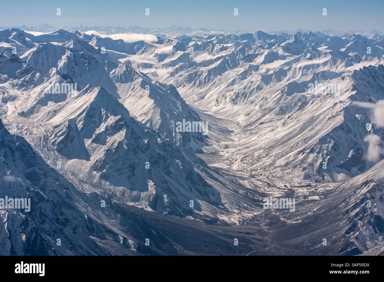 Vista aerea delle maestose cime innevate della catena montuosa dell'Himalaya, Pakistan. Foto Stock
