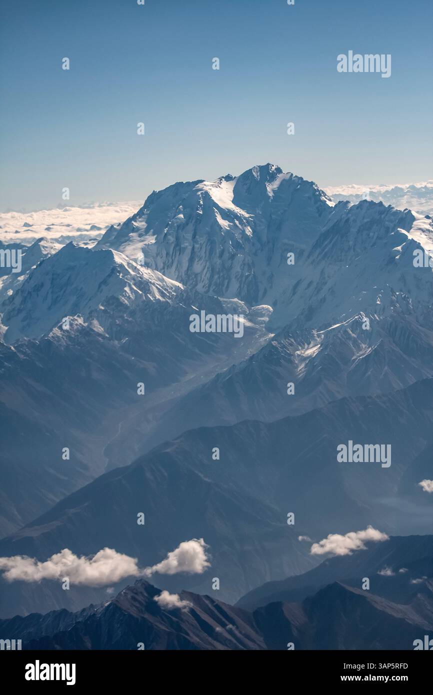 Vista aerea delle splendide cime innevate della catena montuosa dell'Himalaya, Pakistan. Foto Stock
