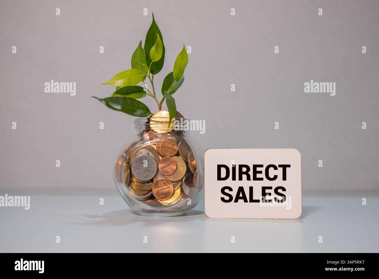 Concetto di business e finanza. Su sfondo rosso, ingranaggi e un piano di pensiero con l'iscrizione - VENDITE DIRETTE Foto Stock