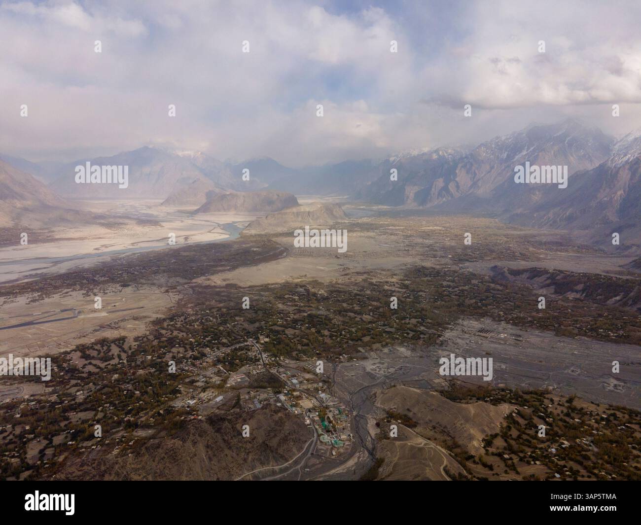 Vista aerea della maestosa valle di Chunda, Gilgit-Baltistan, Pakistan. Foto Stock