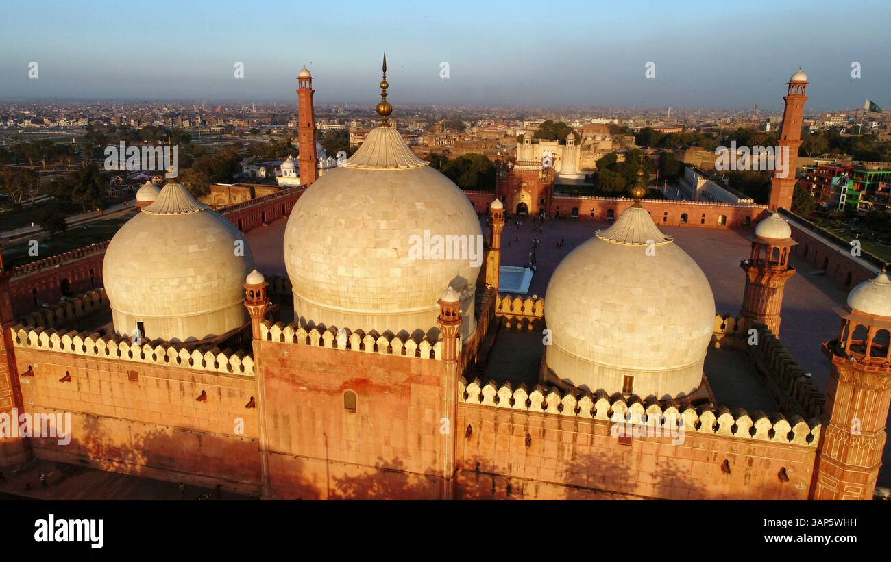 Vista aerea della moschea storica con cupole e minareti nella città murata di Lahore, Pakistan. Foto Stock