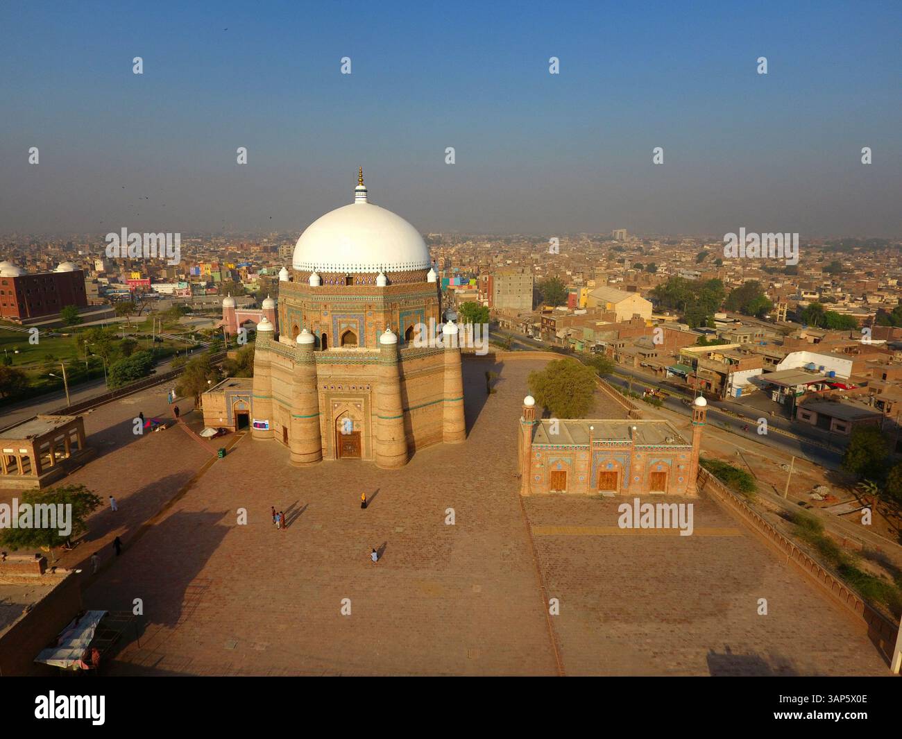 Vista aerea della tomba di Hazrat Shah Rukn-e-Alam, Multan, Pakistan. Foto Stock