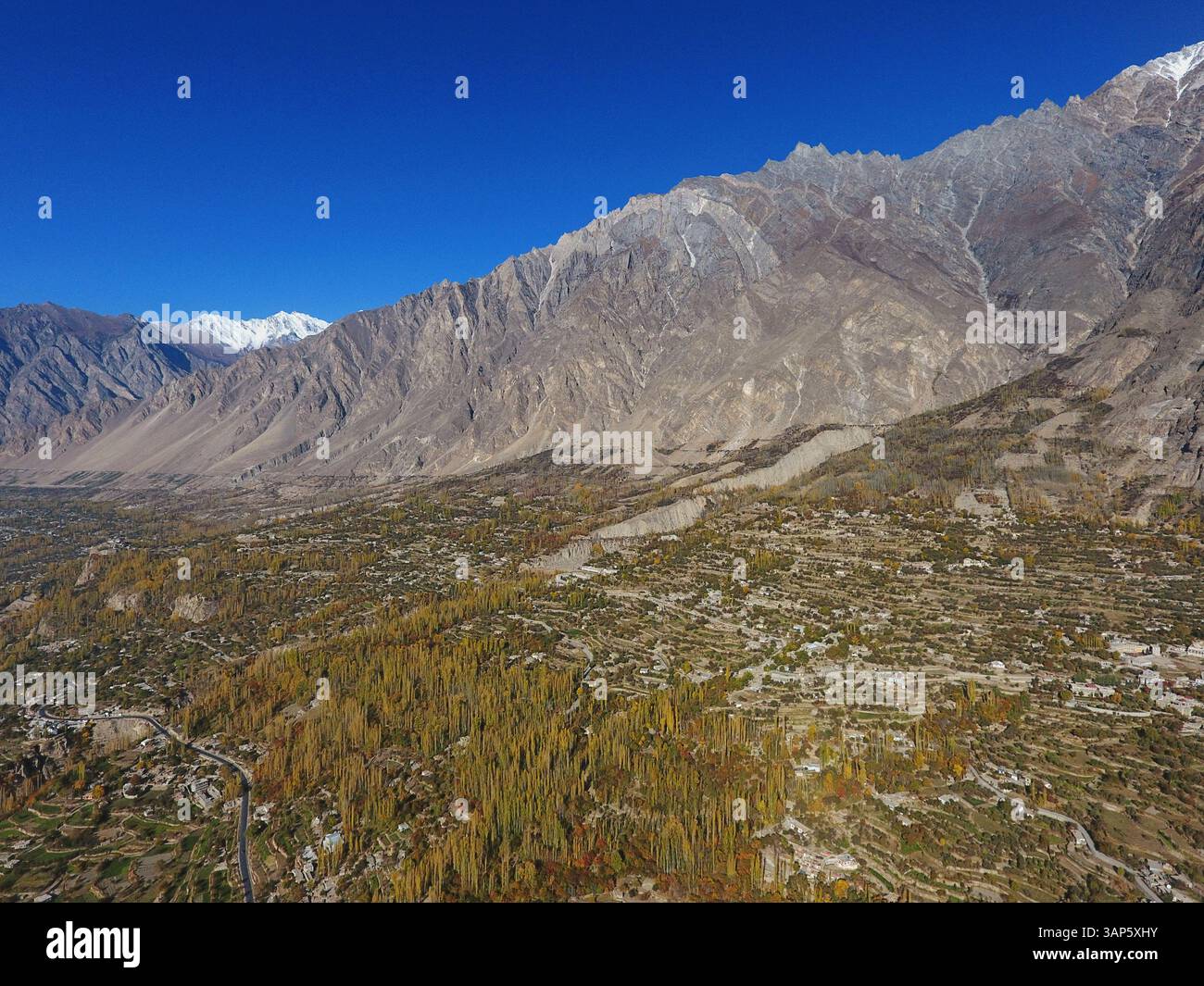 Vista aerea della maestosa valle dell'Hunza, Gilgit-Baltistan, Pakistan. Foto Stock