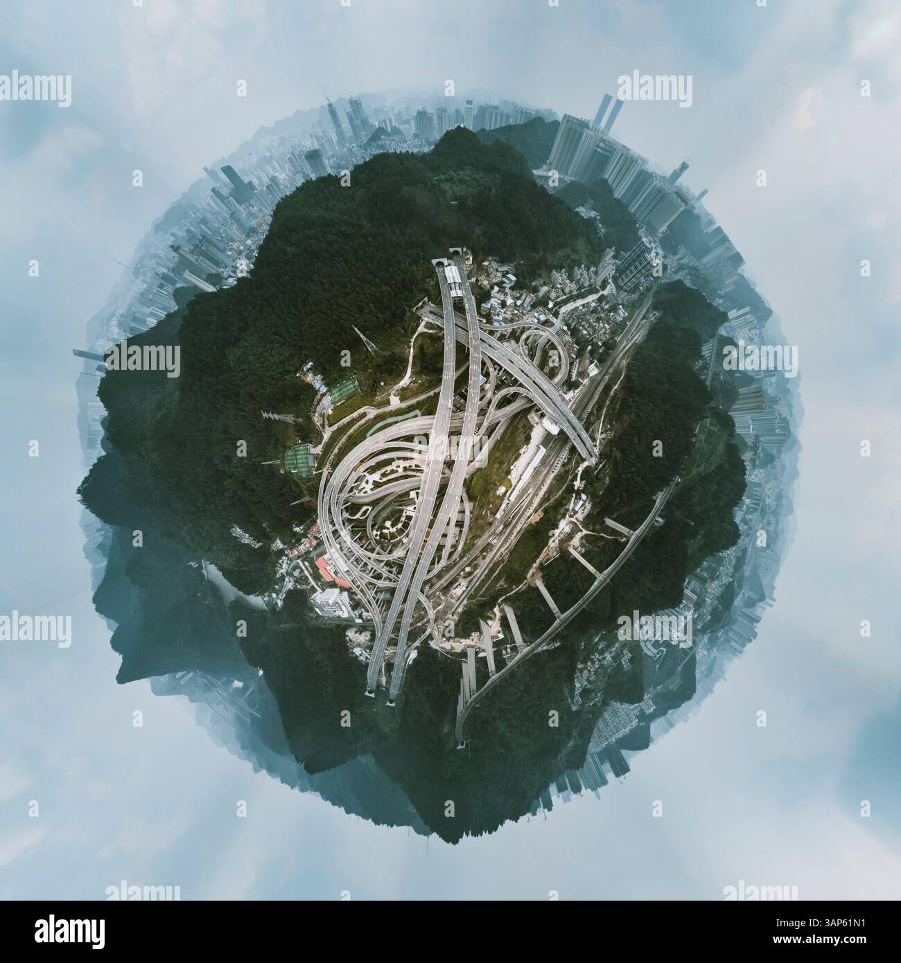 Veduta aerea di un minuscolo pianeta urbano caratterizzato da edifici moderni, autostrade e vegetazione lussureggiante, Yunyan District, Guizhou, Repubblica Popolare Cinese. Foto Stock