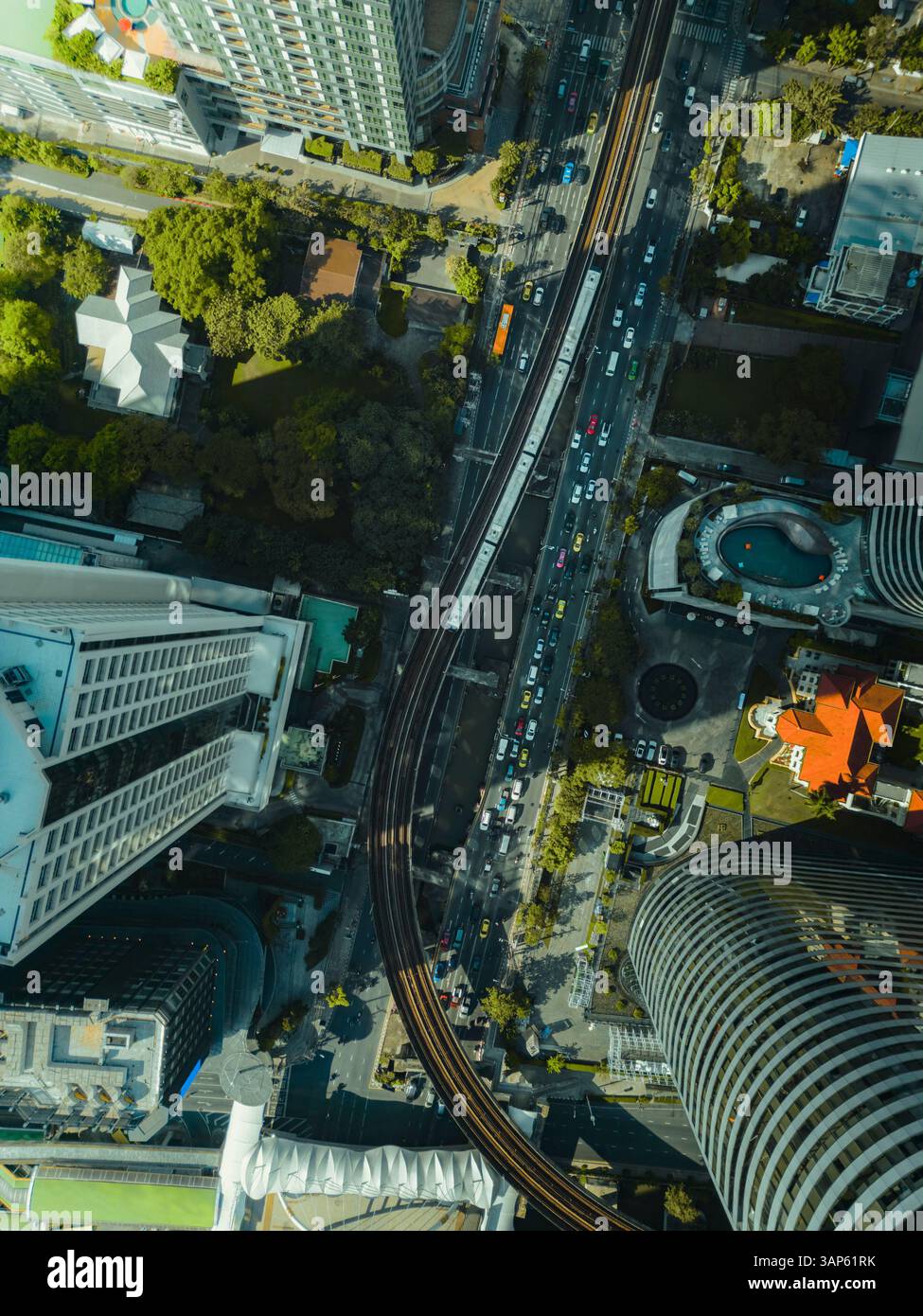 Vista aerea della ferrovia con treno che attraversa il centro di Bangkok in Thailandia. Foto Stock