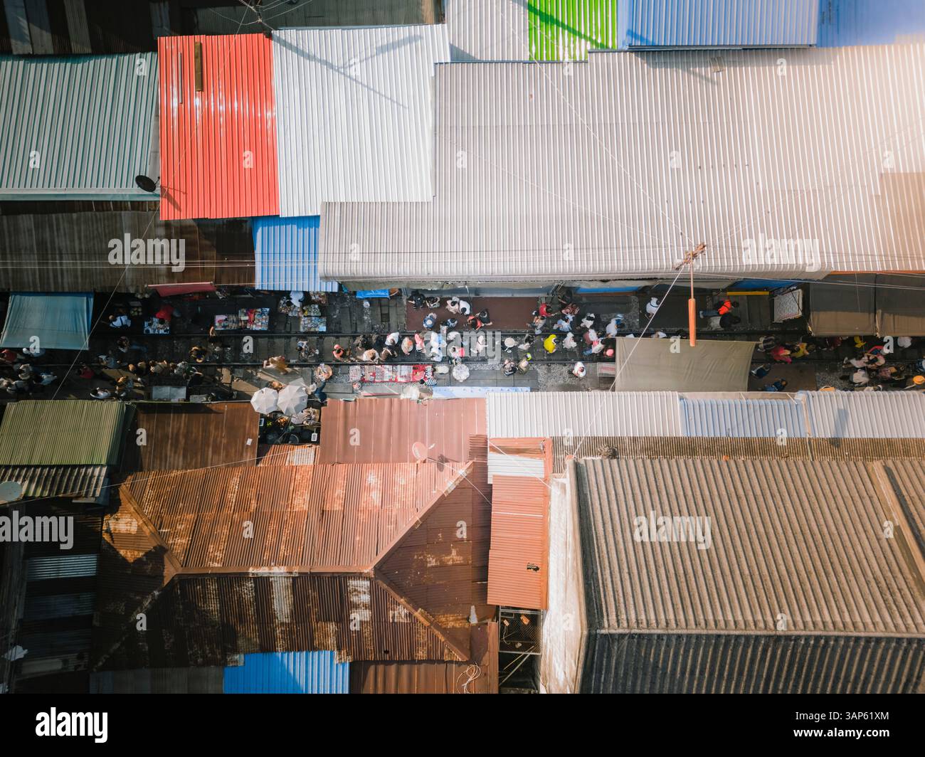 Vista aerea delle persone sulla ferrovia al mercato dei treni Rom Hup a Bangkok, Thailandia. Foto Stock